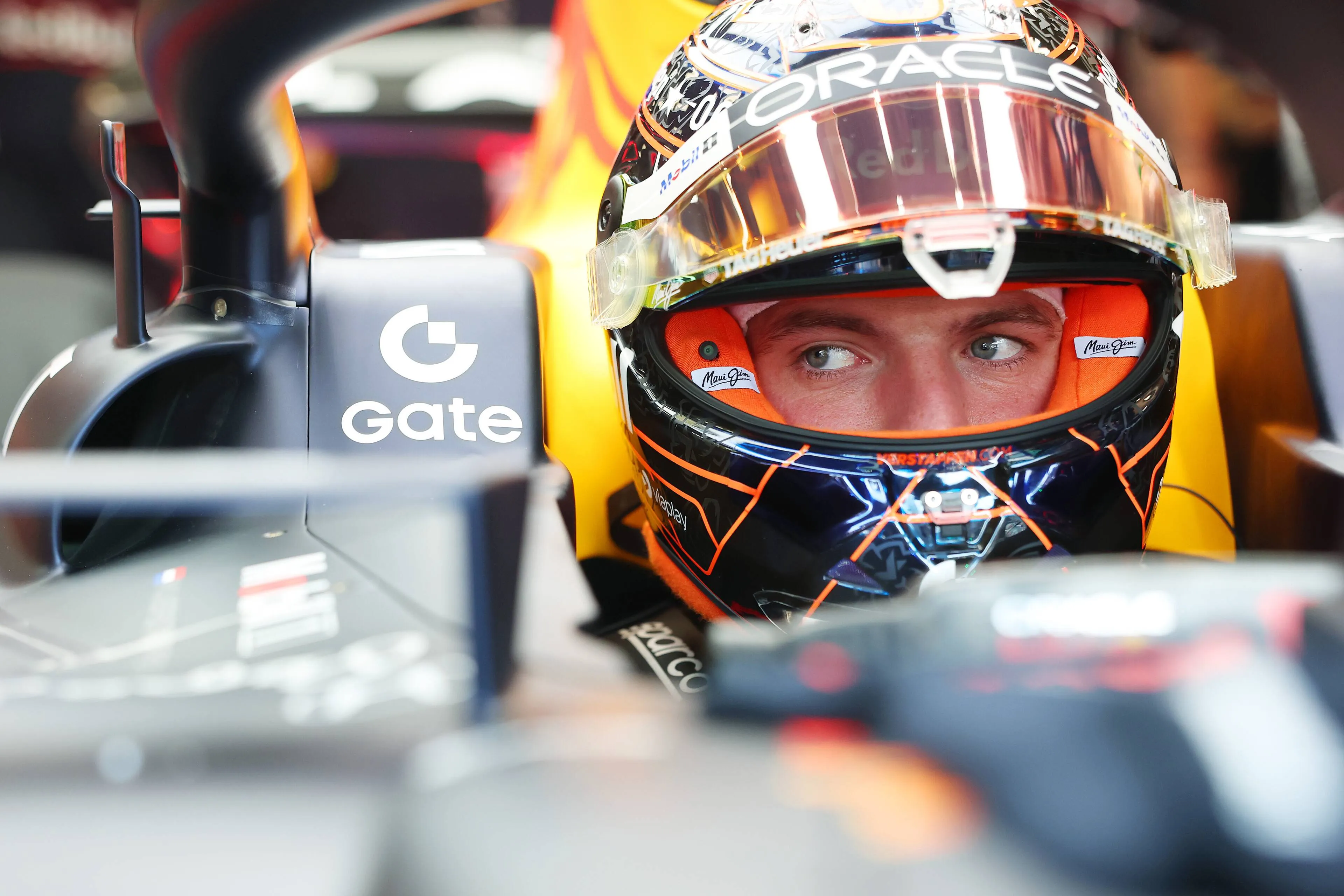 Max Verstappen met helm op