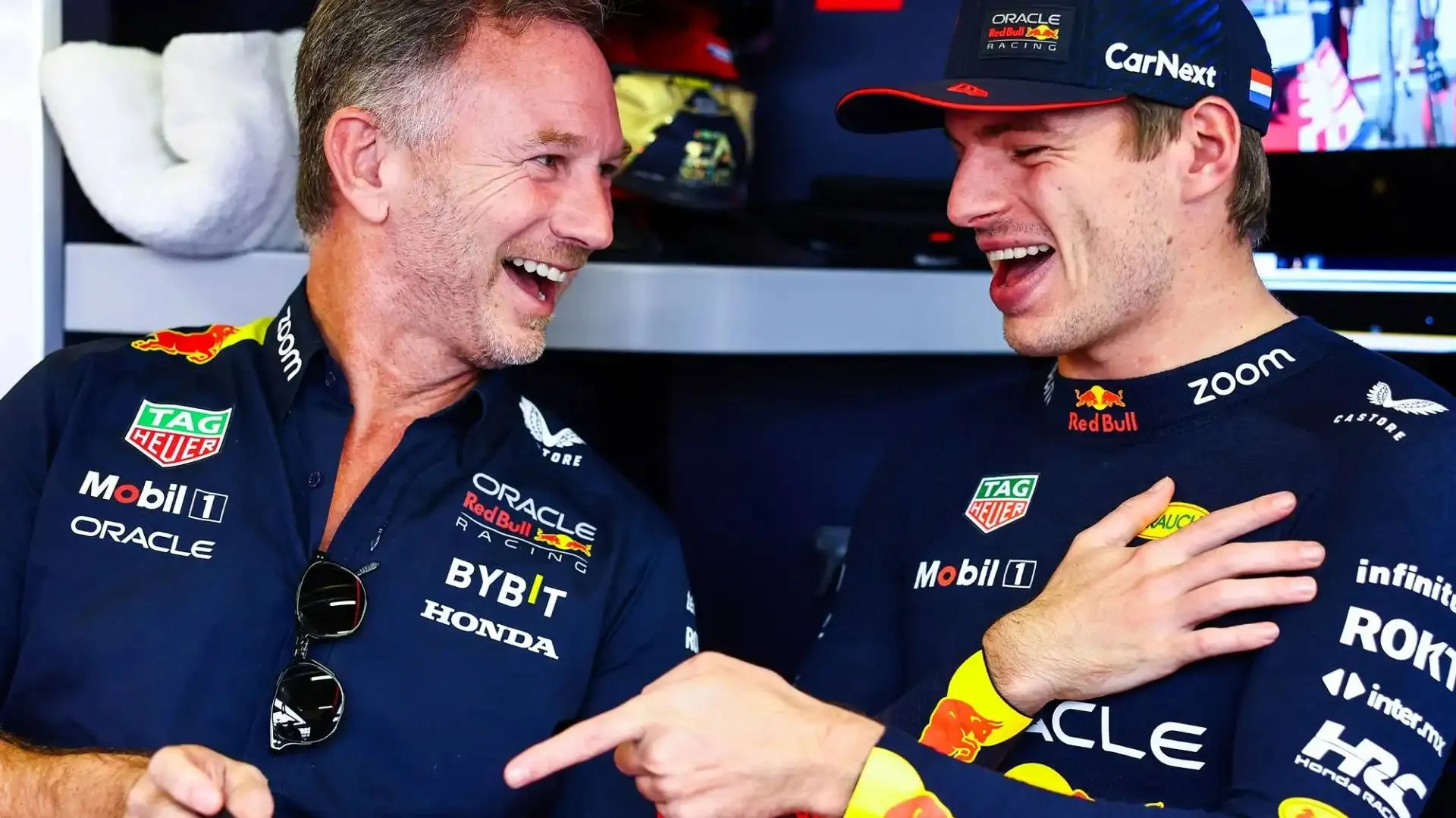 red bull dura replica di horner a lewis hamilton le foto 1231793photogalleryjpg