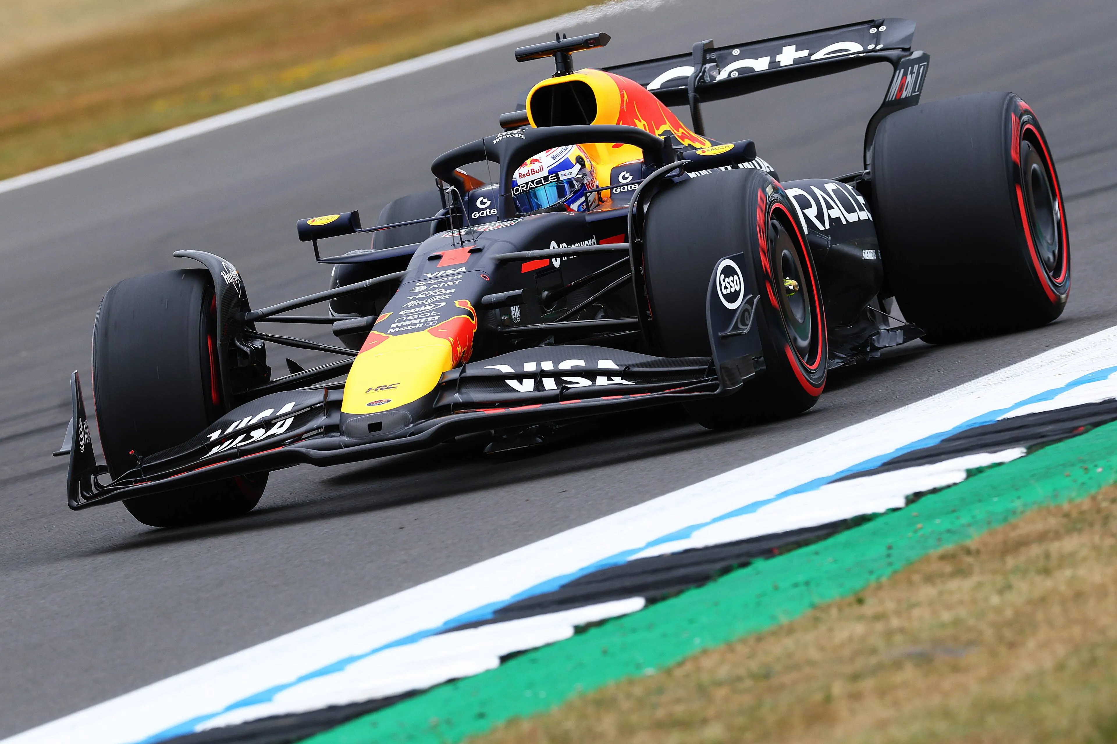 Verstappen op pole na magische ronde in Silverstone