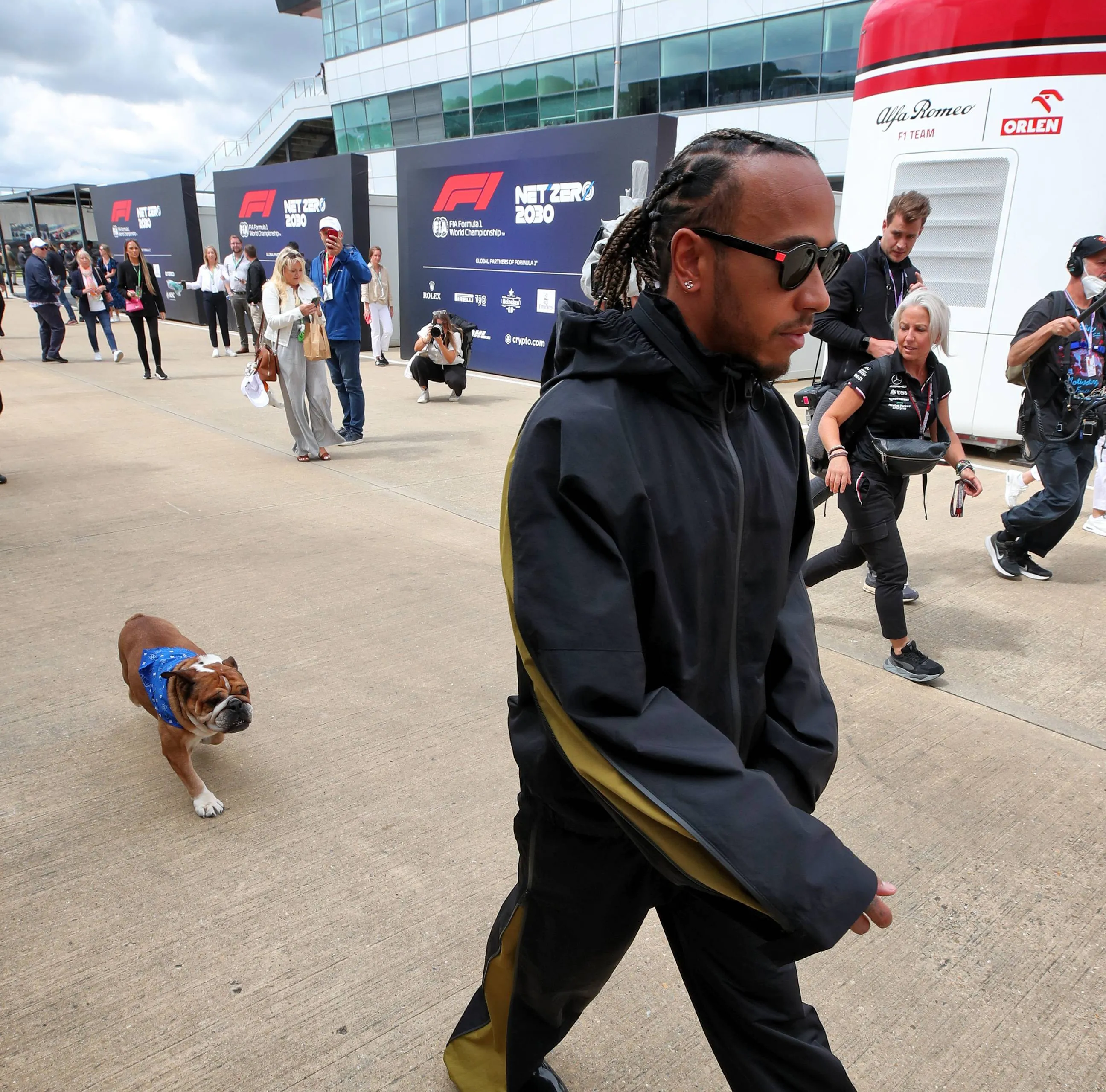 Lewis Hamilton gibt traurige Nachricht bekannt, dass sein Hund Roscoe gestorben ist.