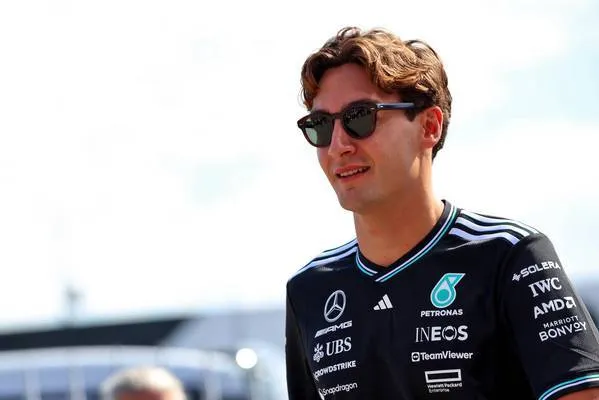 F1-Fahrer genießen gemeinsame Zeit im Privatjet auf dem Weg nach Baku