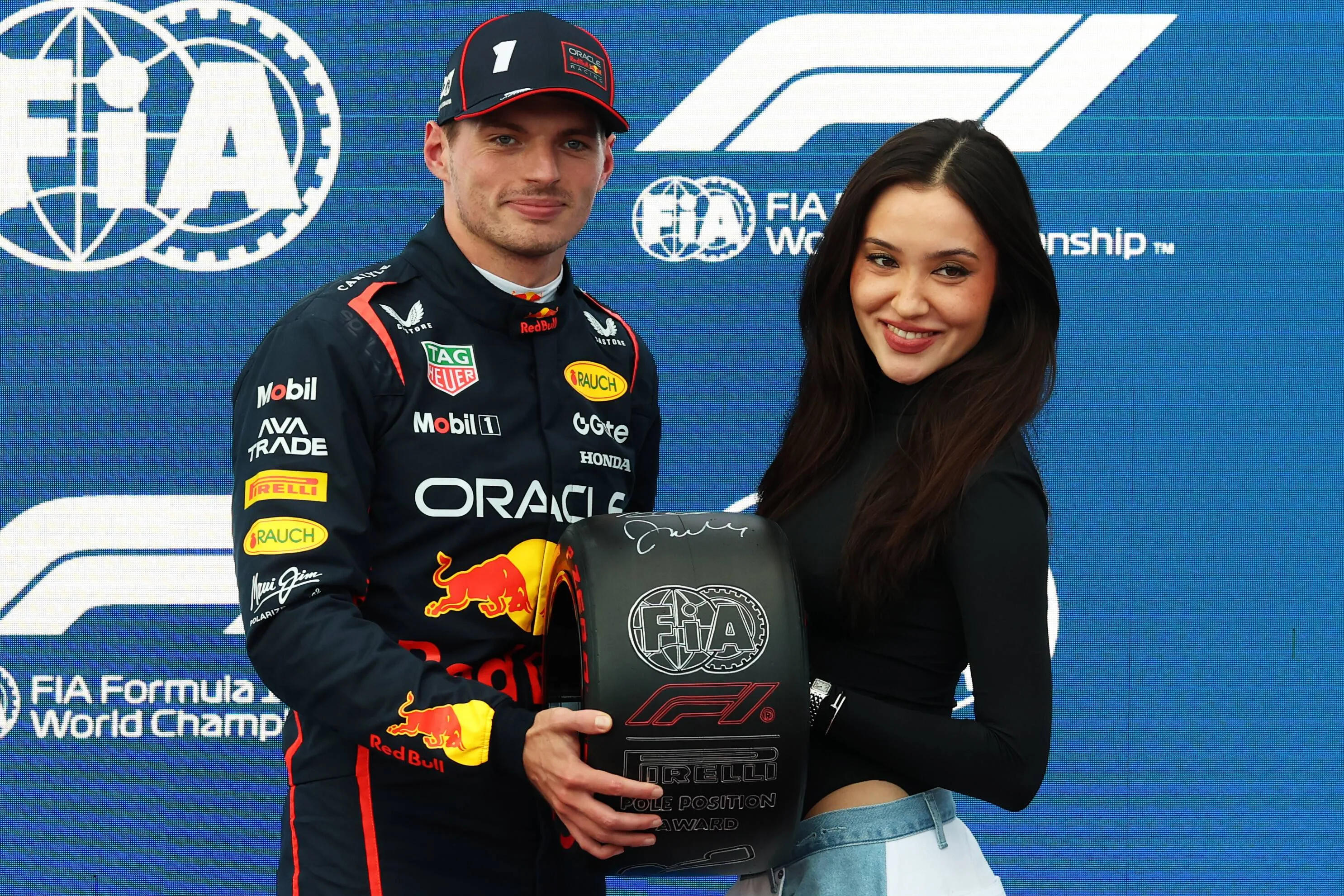 Verstappen houdt rubber vast met onbekende dame