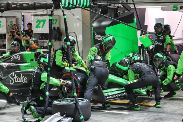 Schrecklicher Moment beim Singapur GP, als ein Mechaniker beinahe von entlaufenem Reifen getroffen wurde