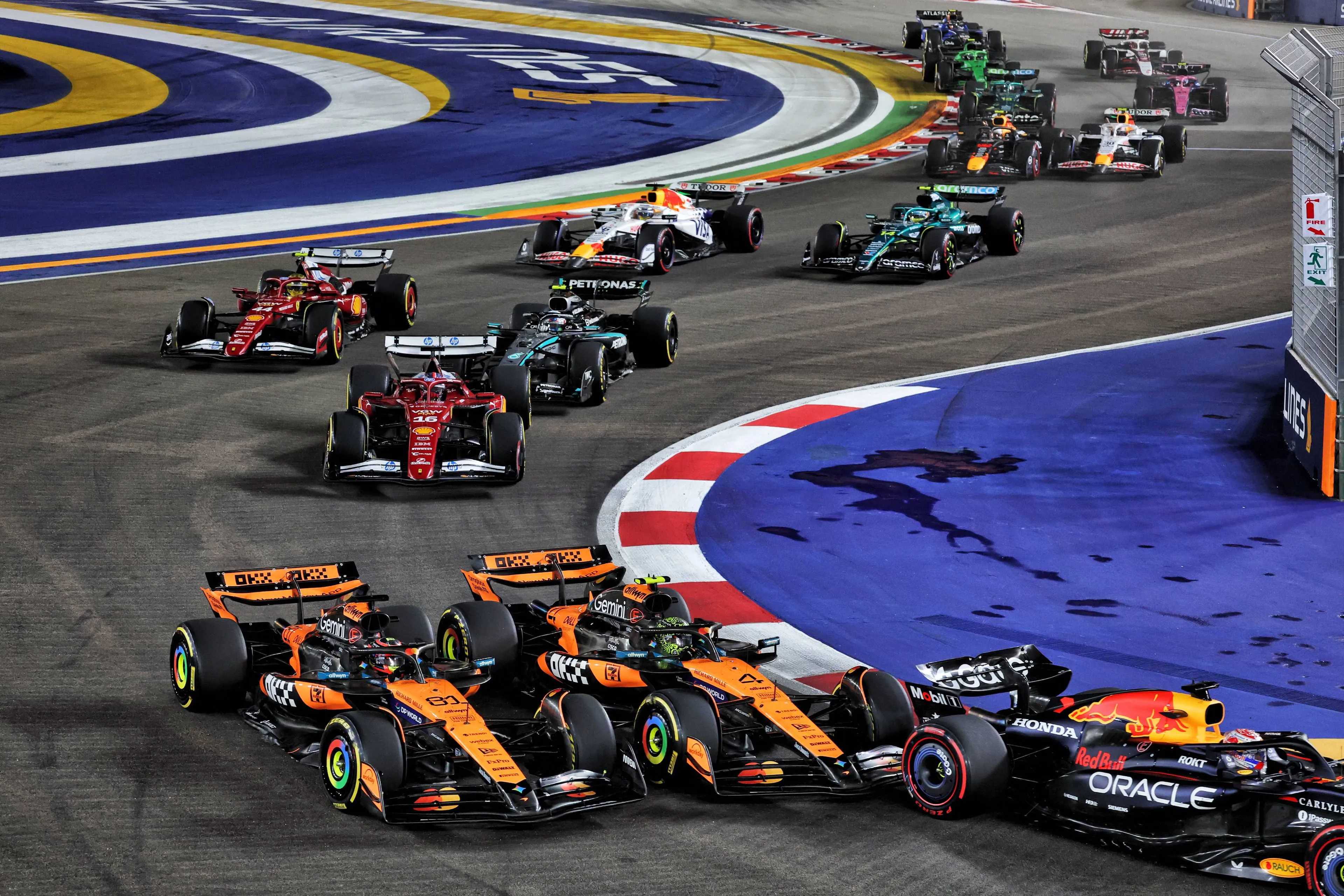 Piastri-Norris_Verstappen_incident-start Singapore-RacePictures