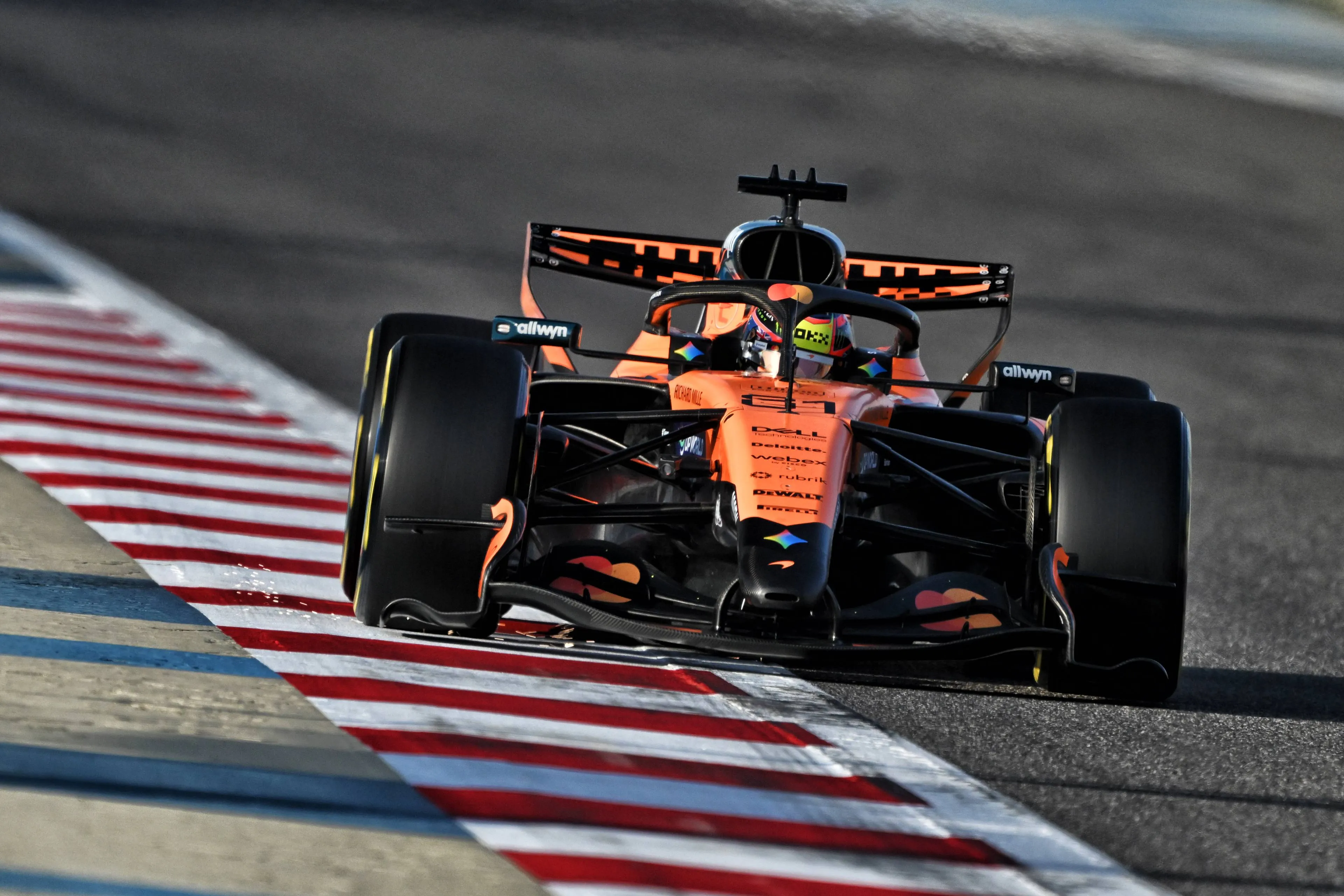 F1 LIVE | Piastri takes the fight to Verstappen as Bahrain testing heats up