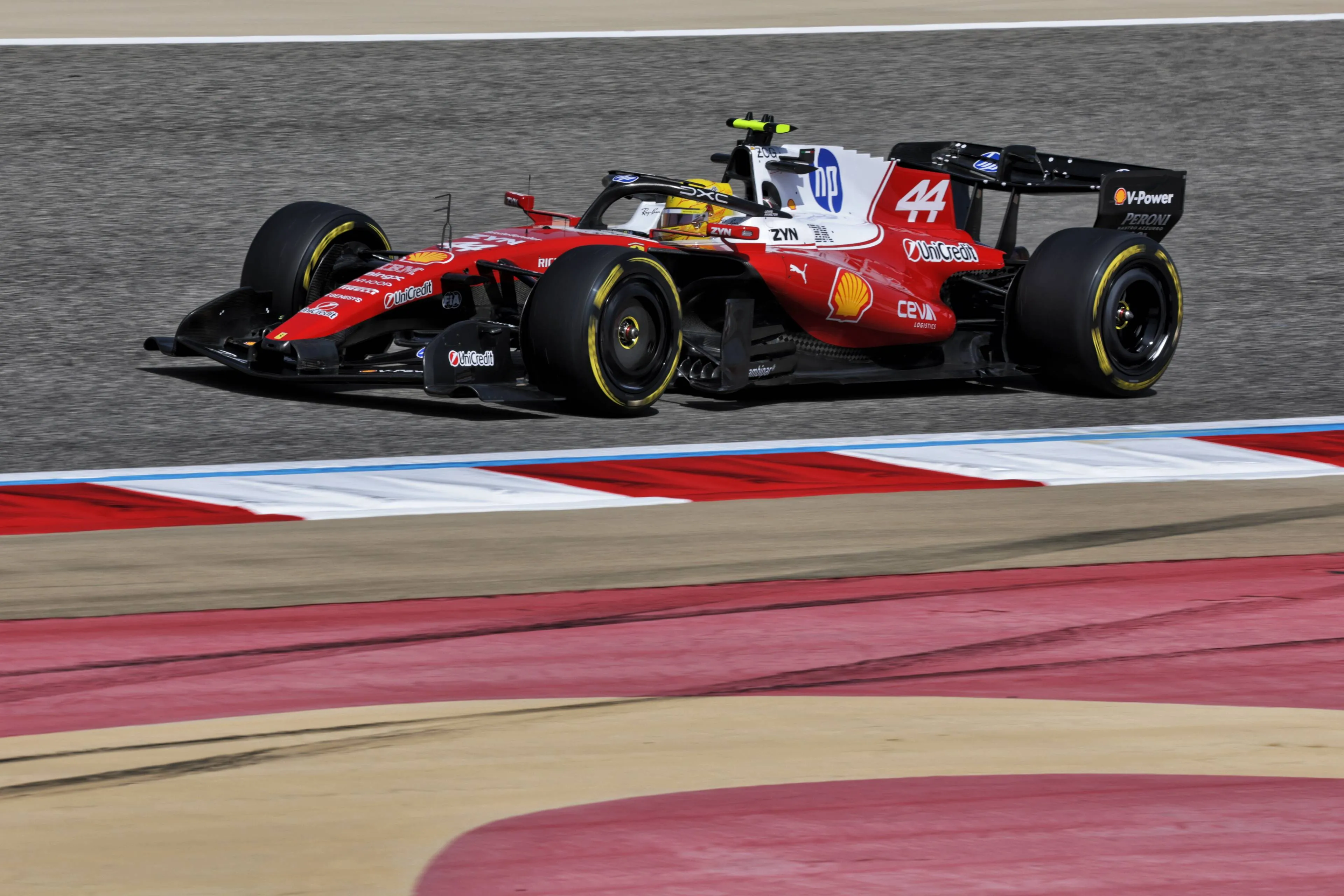 Lewis-hamilton-baalt-van-nieuwe-f1-wagens