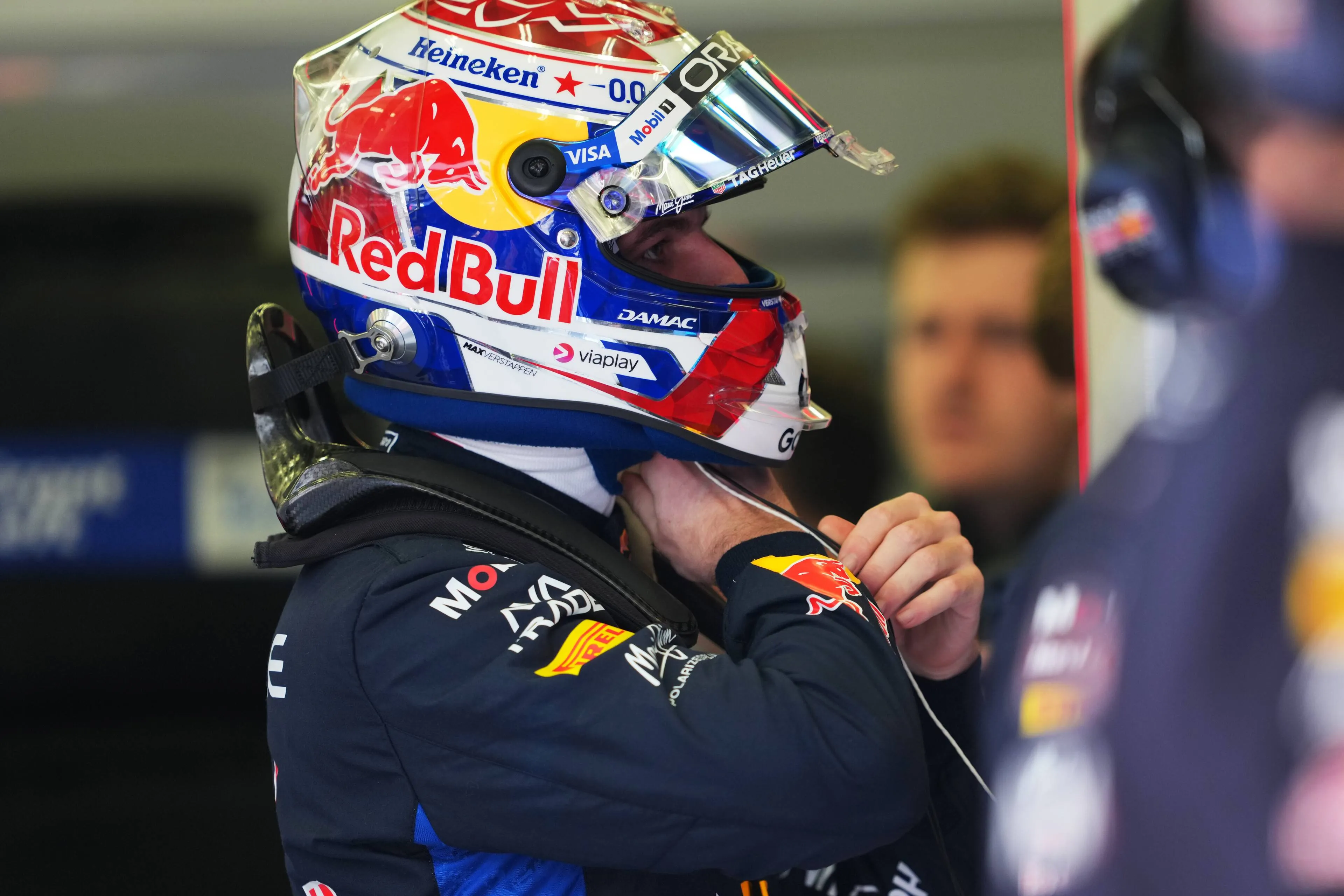 Max Verstappen zet zijn helm op.