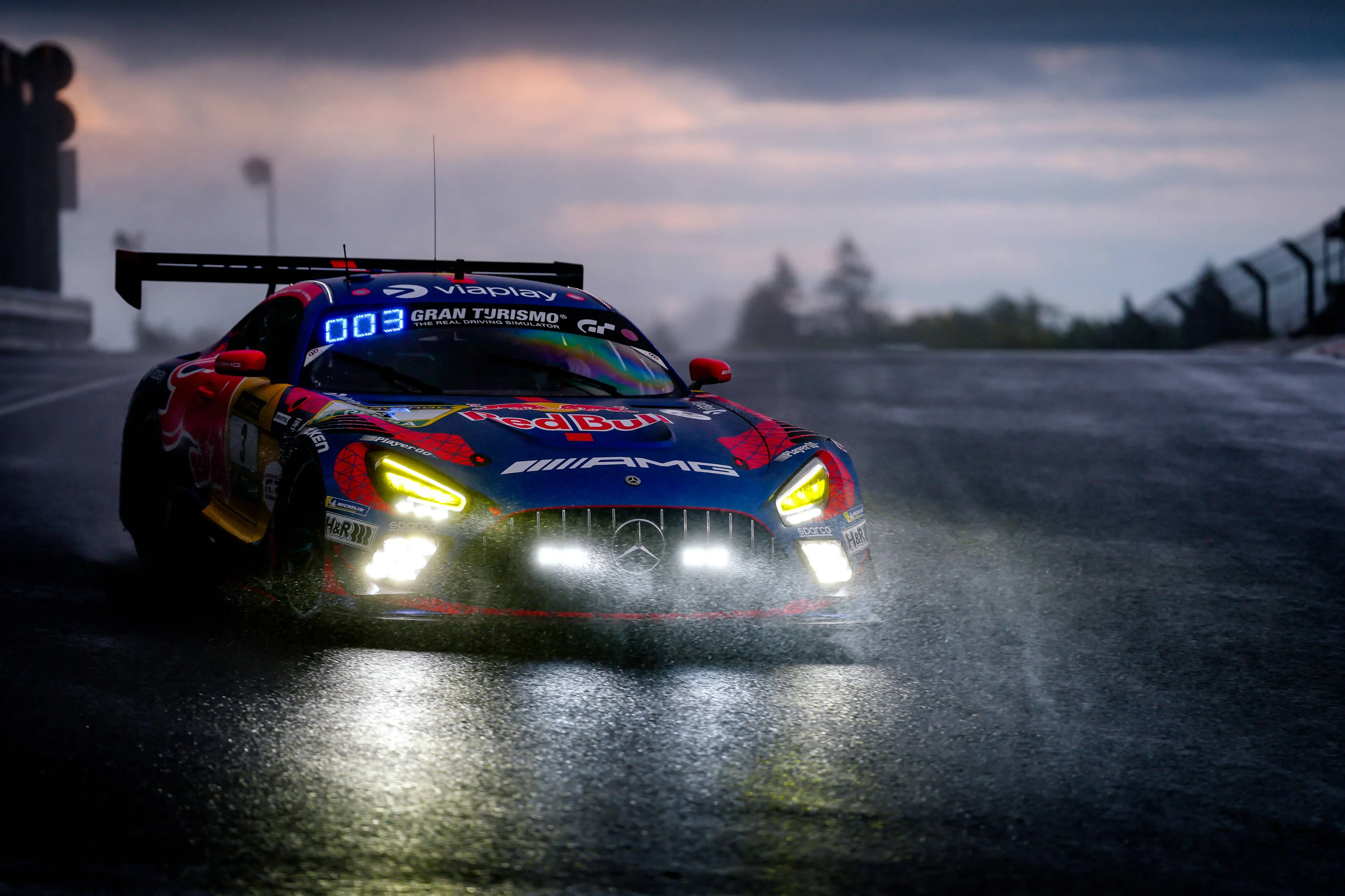 LIVE | Verstappen Racing in regenachtige condities terug naar de leiding