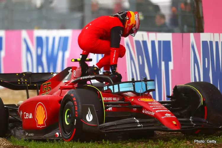 2022 imola f1 qualifying sainz crash ferrari climbs out of car