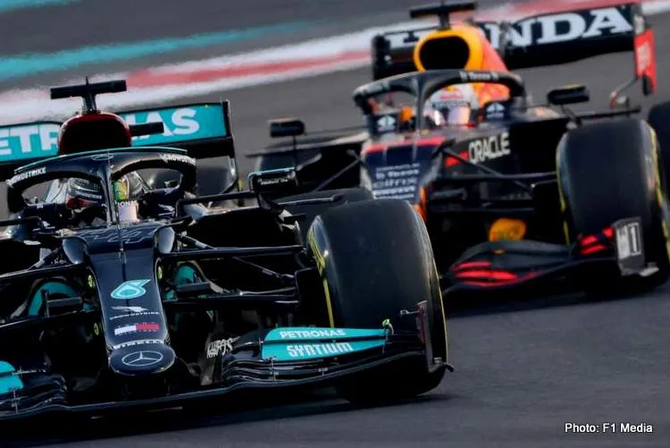 27681832 kontrahenten in der formel lewis hamilton li im mercedes und max verstappen fuer red bull 002