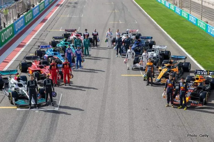 f1 drivers and their cars group photo2022