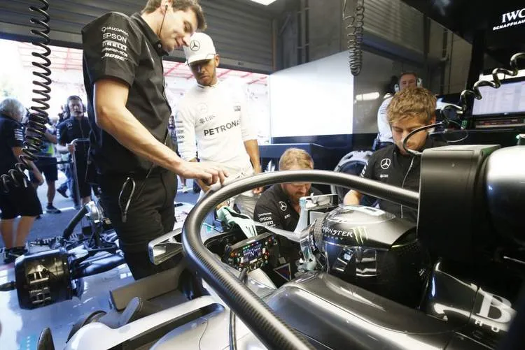 nico rosberg mercedes w07 hybrid belgian gp f1 2016 halo concept from behind in garage foto daimler