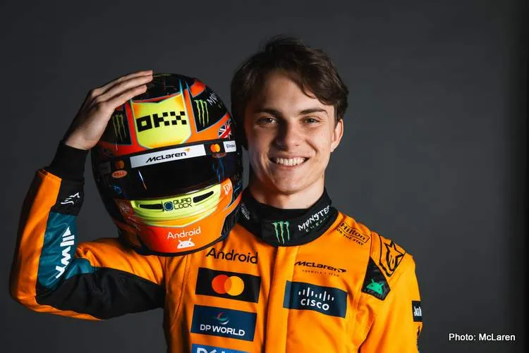 piastri helmet f1