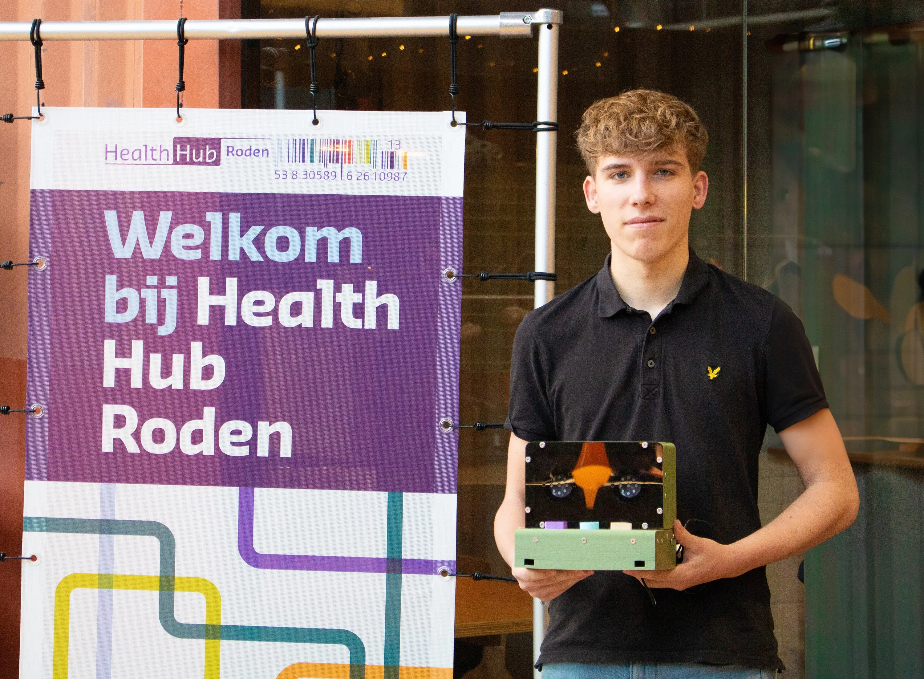 student stephen wouda met het prototype van de jukebox