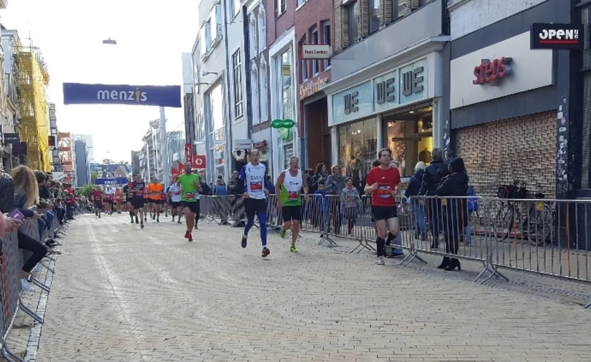 Menzis 4 Mijl van Groningen uitverkocht; recordaantal lopers aan de start