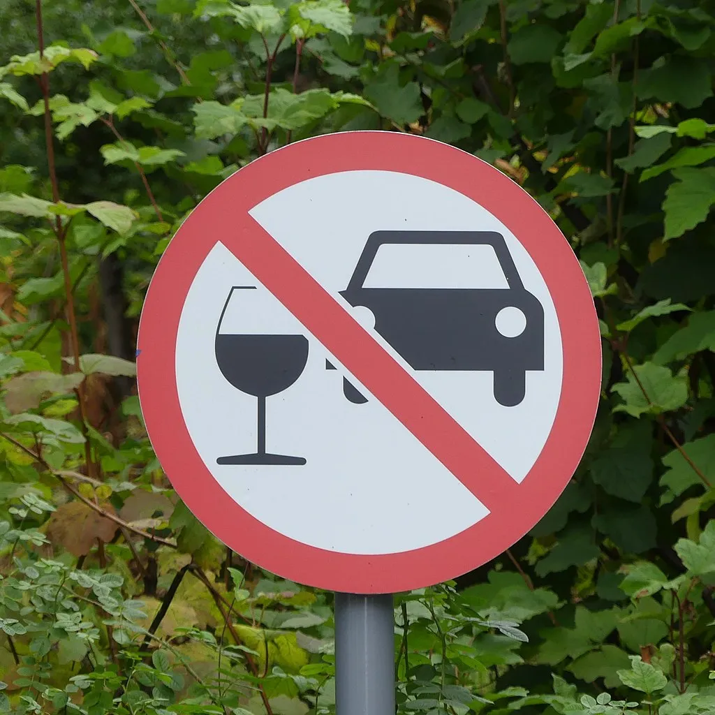 1024px dont drink and drive sign at strathisla whisky distillery car park alcohol reinhard muller wikipedia cc by sa 40