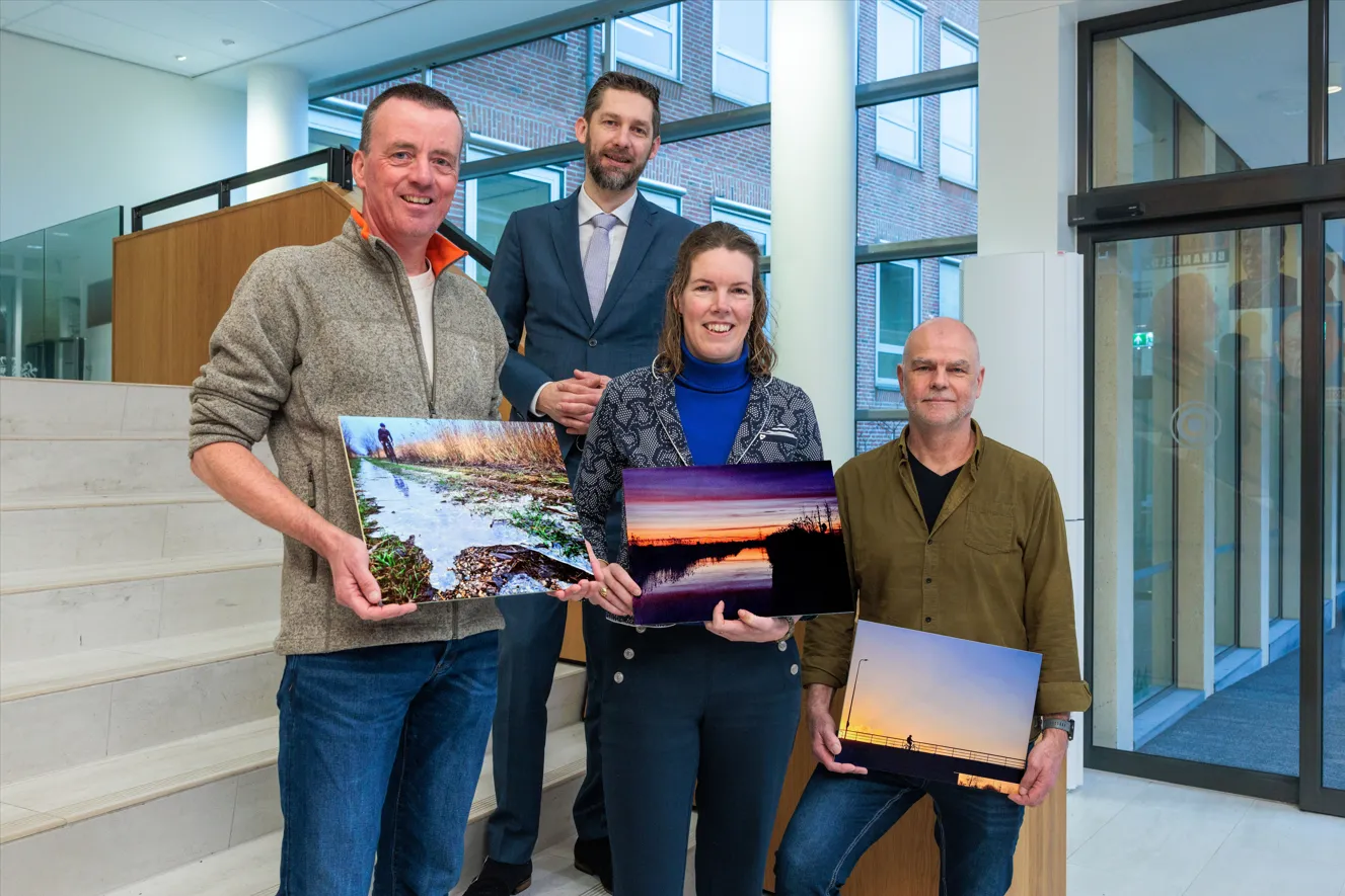 gedeputeerde johan hamster samen met de drie prijswinnaars fotoactie wie winter jan buwalda