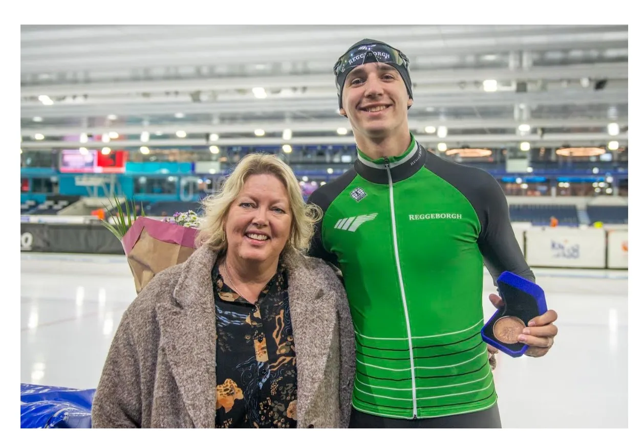 gem groningen weth jongman sportpenning aan schaatser jenning de boo 04 2