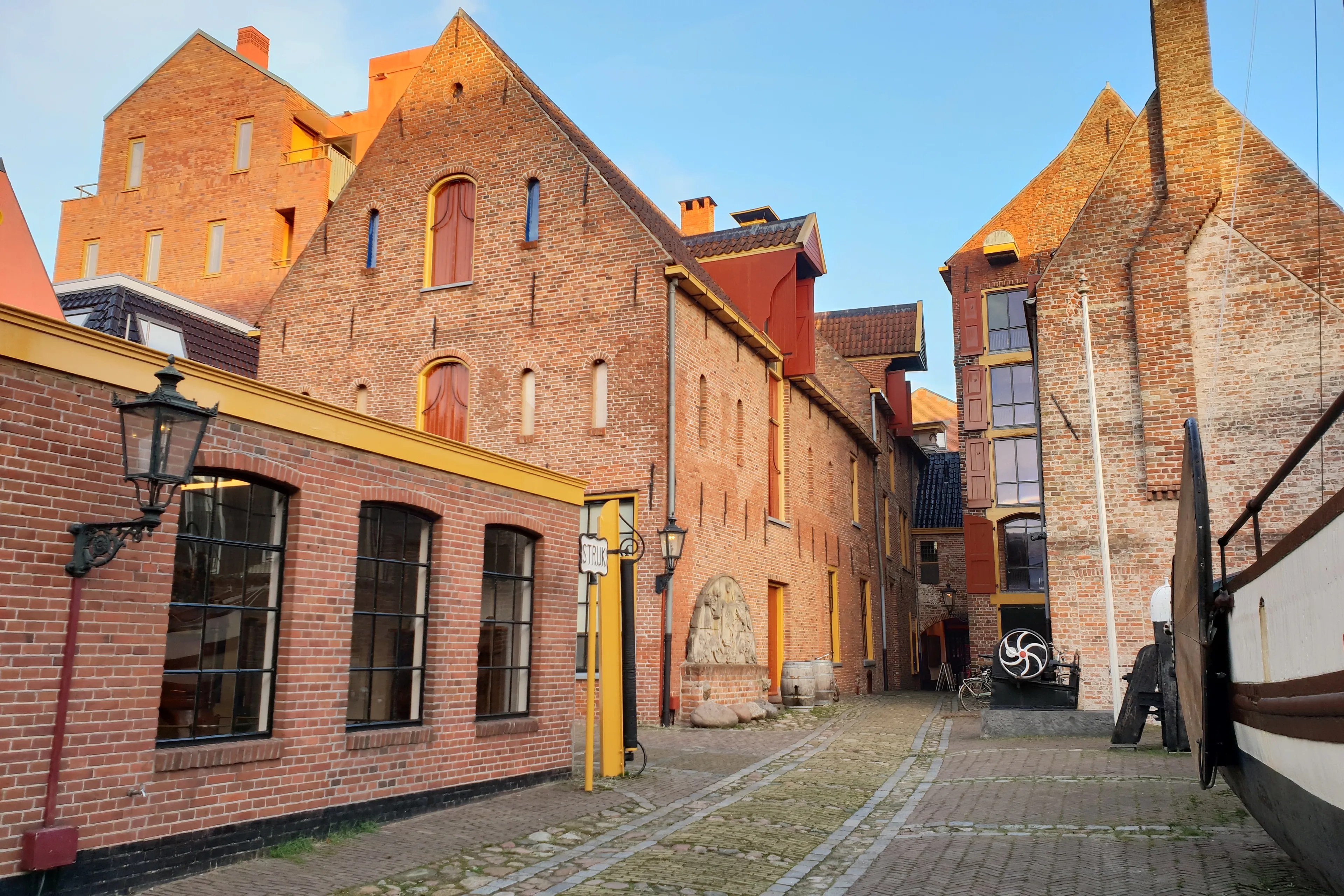 historische binnenplaats met motorenhal canterhuis en gotisch huis foto noordelijk scheepvaartmuseum