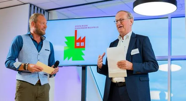 juryvoorzitter ijzebrand rijzebol rechts tijdens de nominatiebijeenkomst van vorig jaar in gesprek met presentator marcel nieuwenweg fotografie jan buwalda groninger ondernemingsprijs