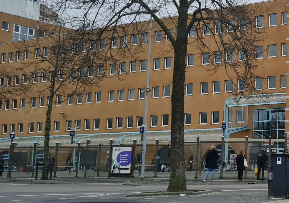 leeg busstation staking