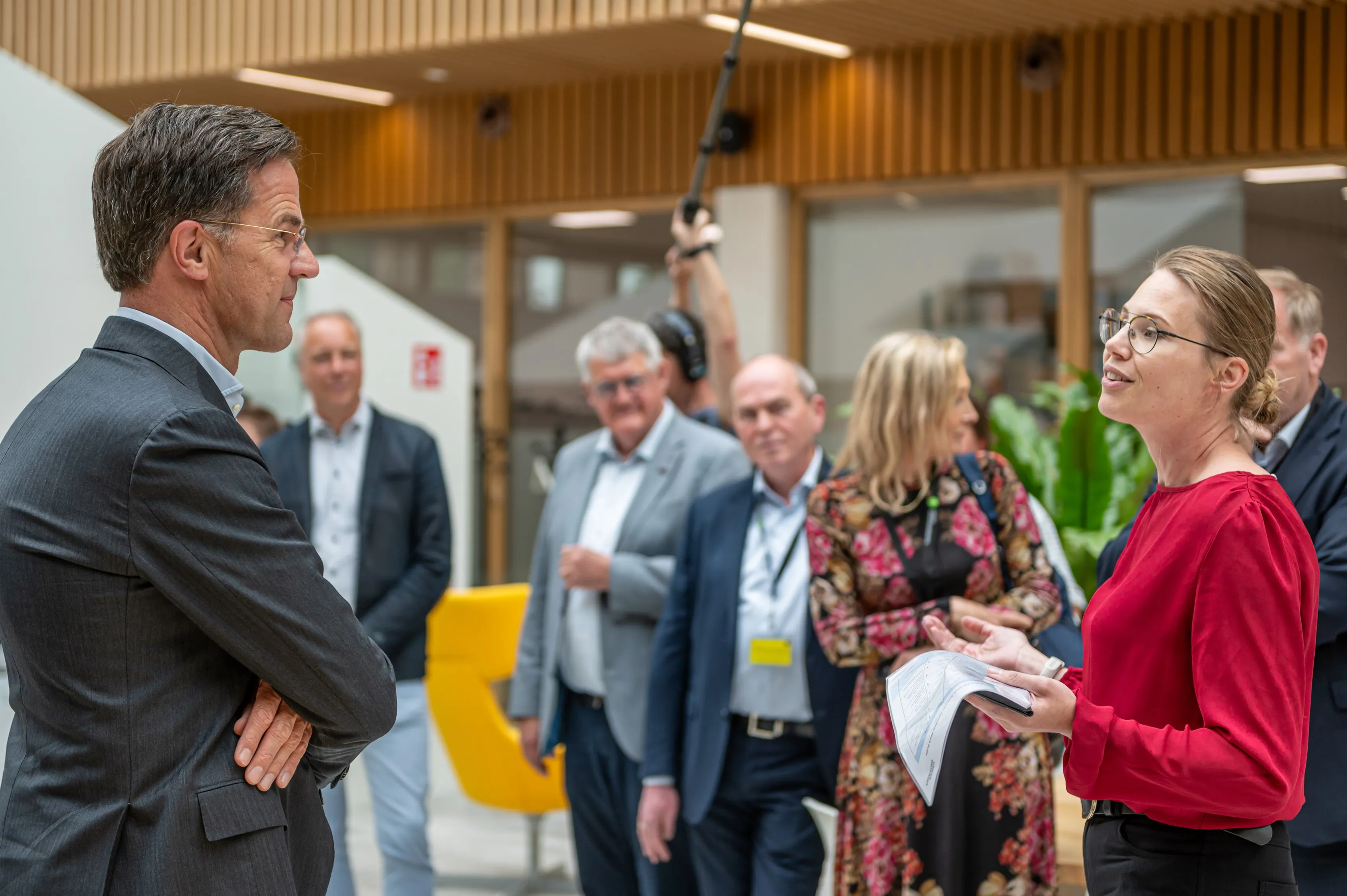 mark rutte ontvangst door lisanne brakenhoff bij avebe op campus groningen