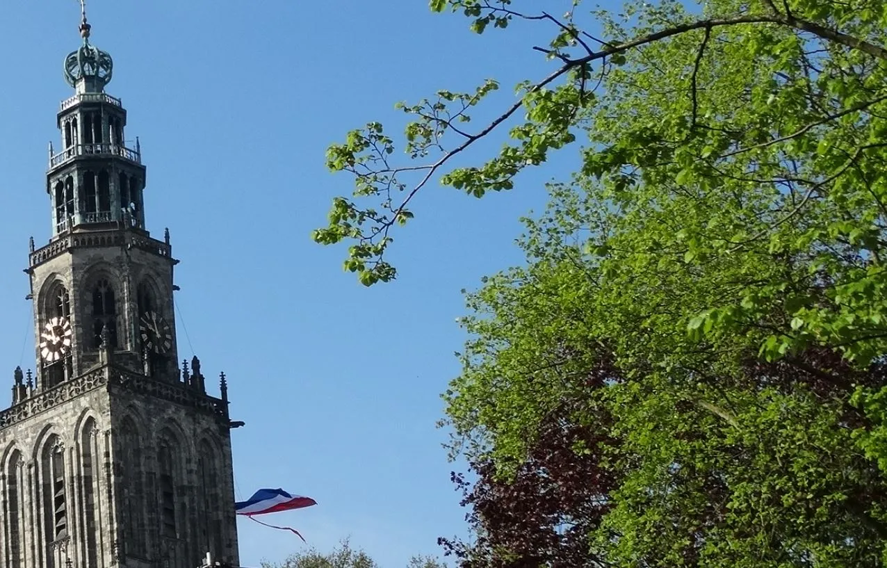 martinitoren met vlag koningsdag