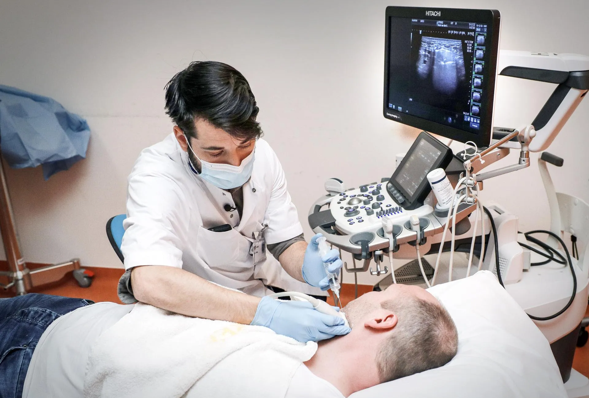 umcg radioloog jeroen vister brengt de organoiden in bij patient kasper van de noort foto henk veenstra