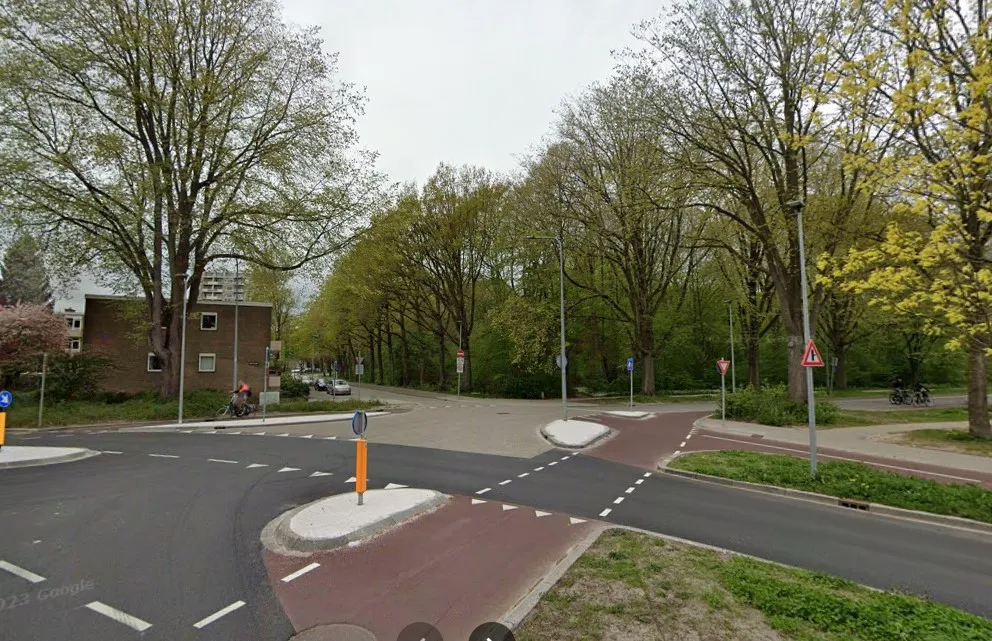 verkeer wordt rechtsaf geleid in helpman