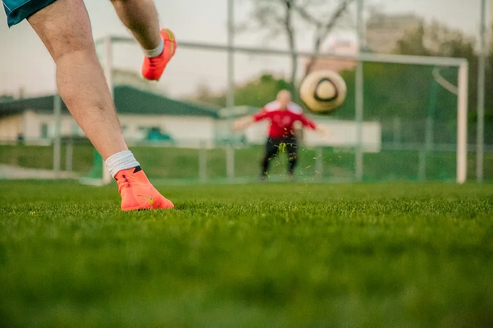 voetbal schot op doel via stadspartij groningen