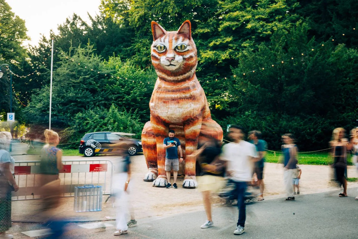 Noorderzon zoekt nieuw thuis voor zes meter hoge kat van kunstenaar Michel Velt
