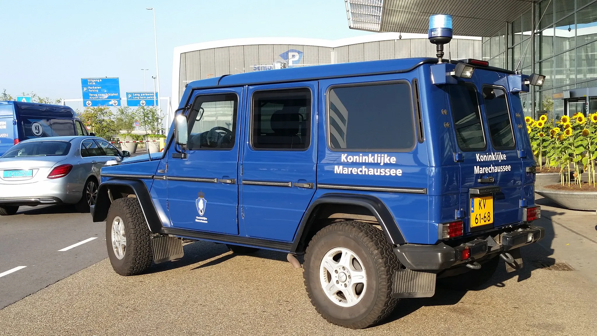Jongeren met messen aangehouden op Schiphol