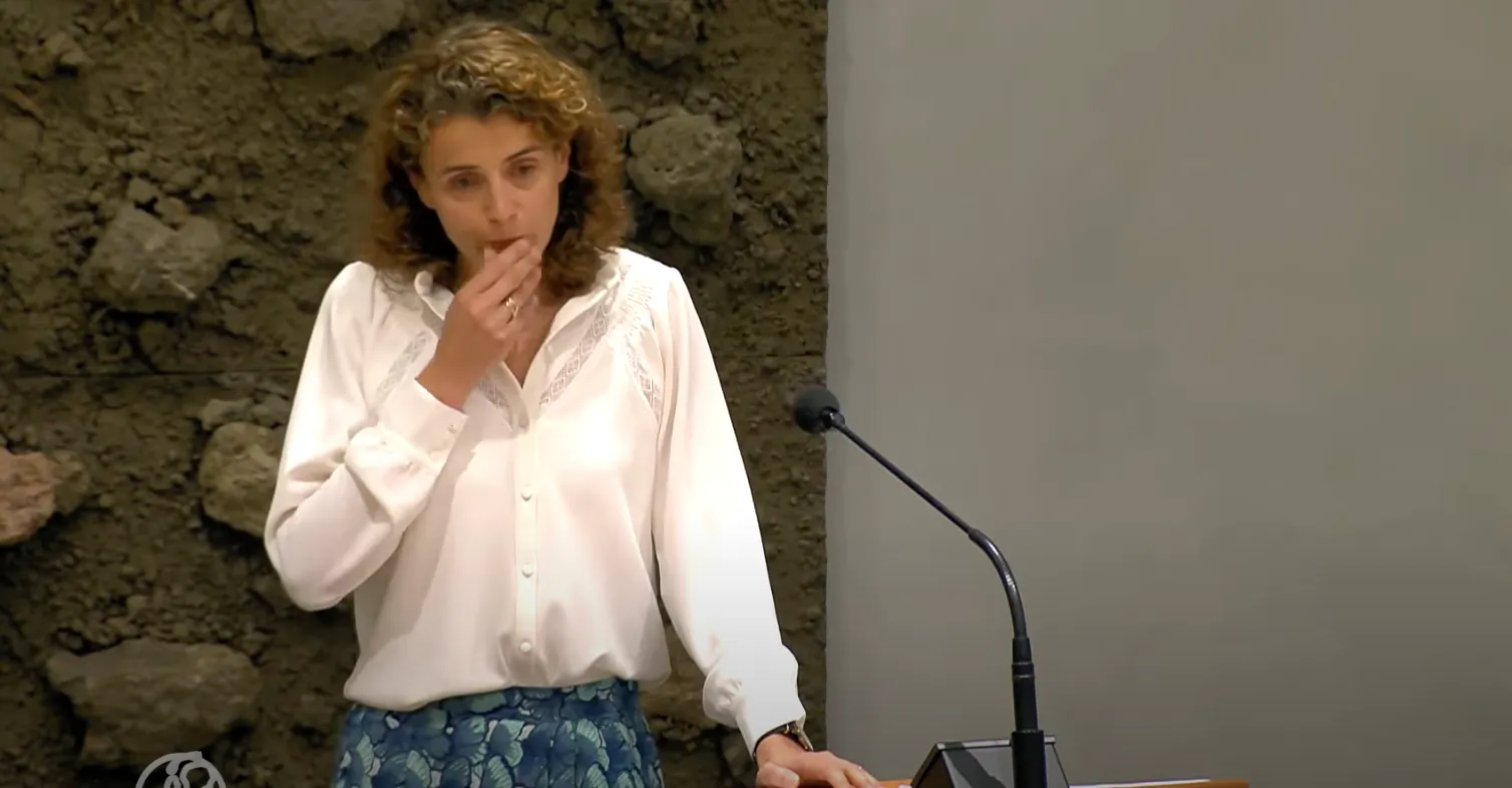 VIDEO: Geert Wilders maakt VVD-fractievoorzitter Hermans aan het huilen