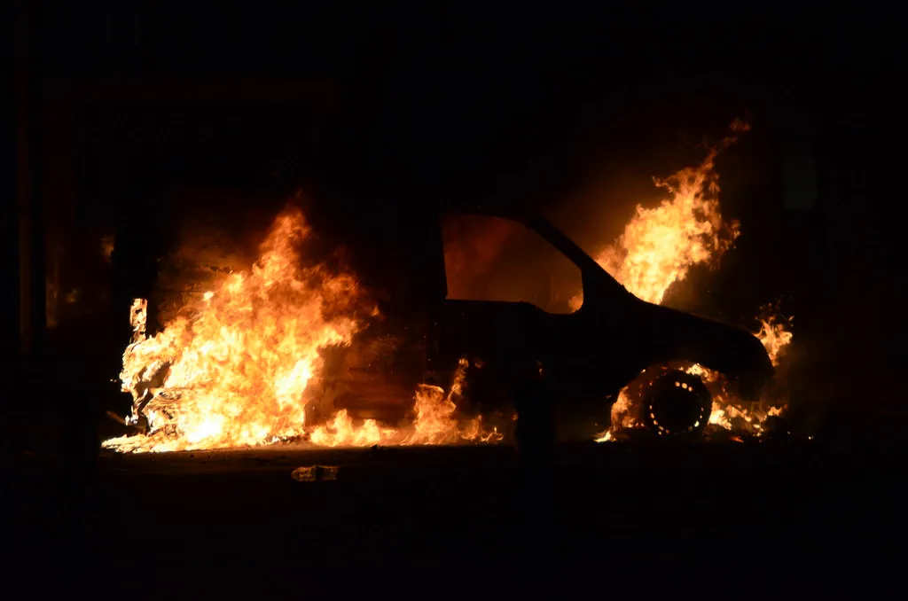 Dode gevonden in uitgebrande auto midden in het bos