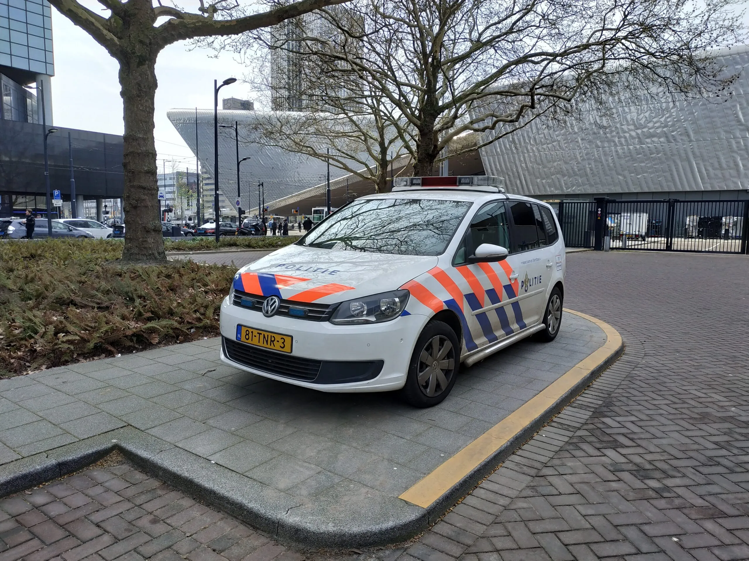 Overleden man in huis gevonden, politie doet onderzoek