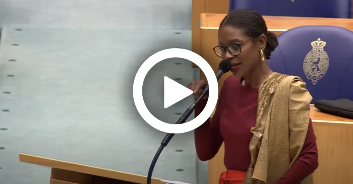 VIDEO: Schreeuwende Sylvana Simons loopt weg uit Tweede Kamer 