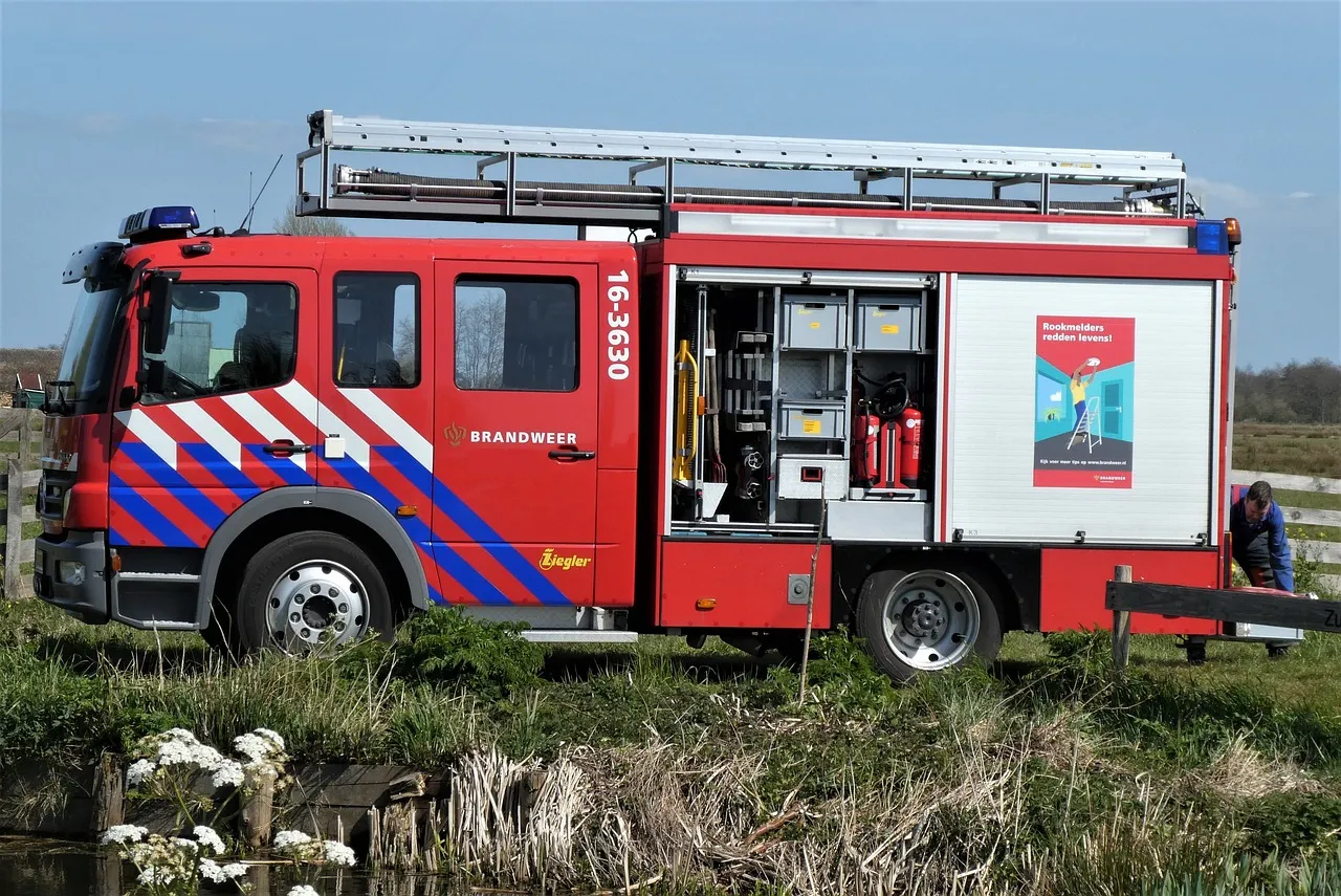 Duikers halen overleden persoon uit de sloot, midden in een woonwijk