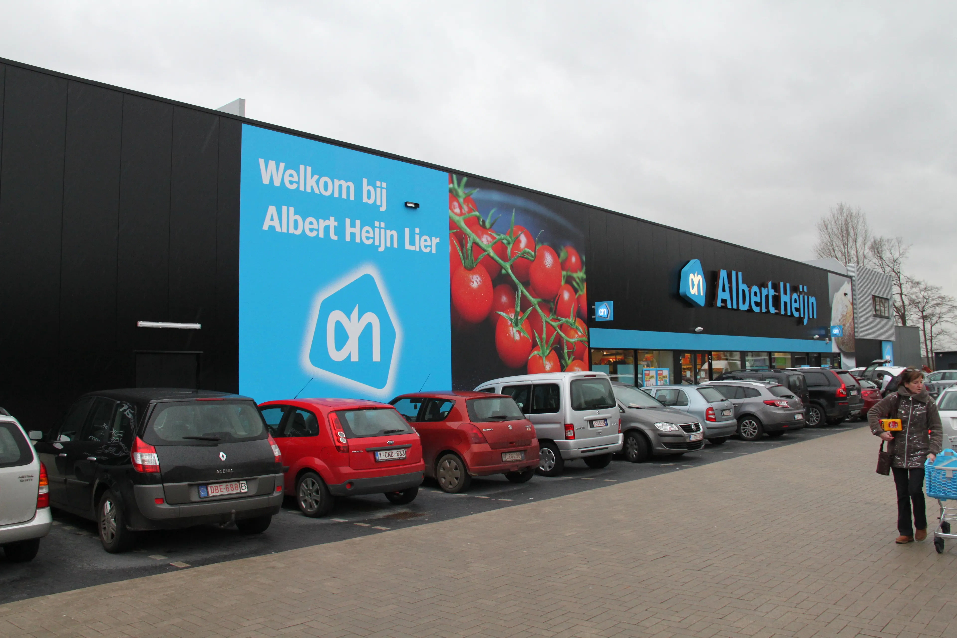 Persoon neergestoken in supermarkt en beroofd