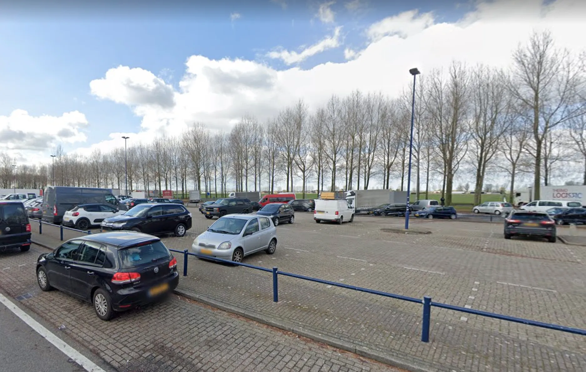Overleden persoon gevonden op parkeerplaats, politie doet onderzoek