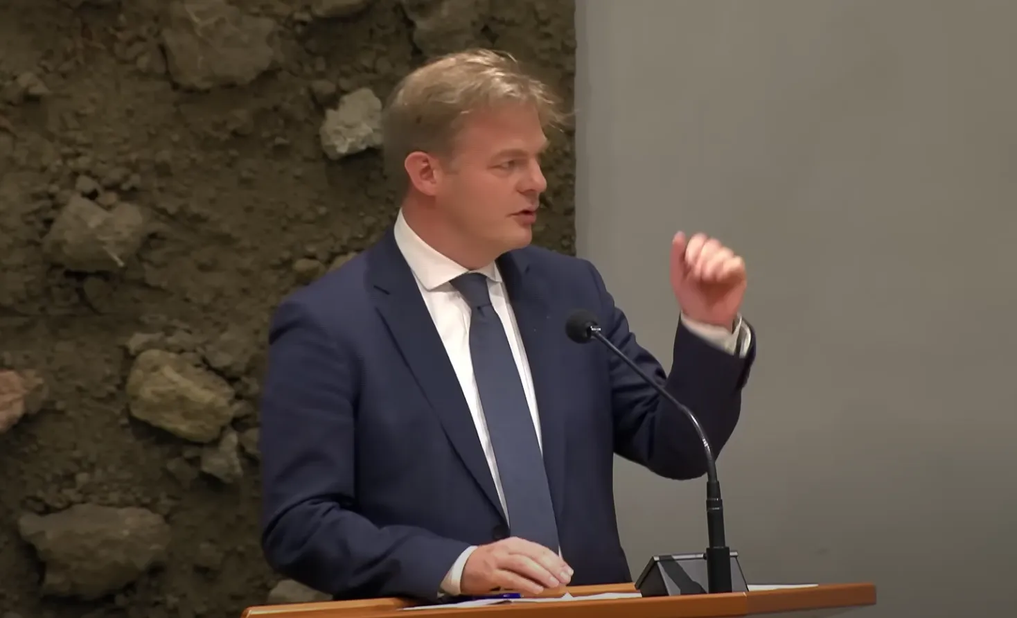 VIDEO:Omtzigt wordt BOOS als Kamer hem uitlacht: "Ik werk OVERUREN omdat het KABINET mij KWIJT wilde!"'