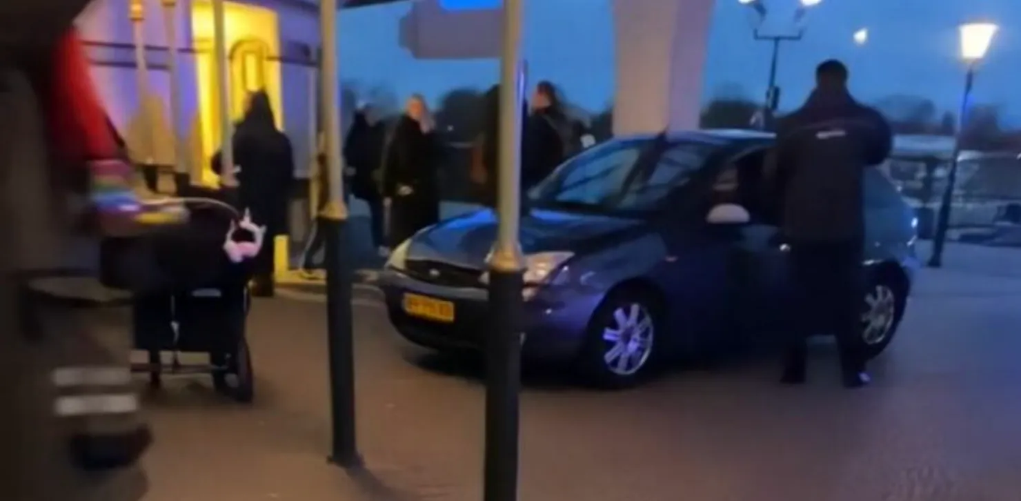 Man onder invloed van drugs rijdt de Efteling binnen