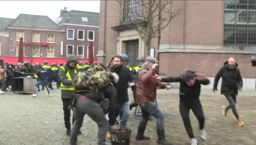 VIDEO: Edwin Wagensveld die Koran probeert te verbranden wordt uitgeschakeld met genadeloze karatetrap