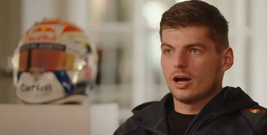 Auto van Max Verstappen vliegt in brand tijdens race in Australië