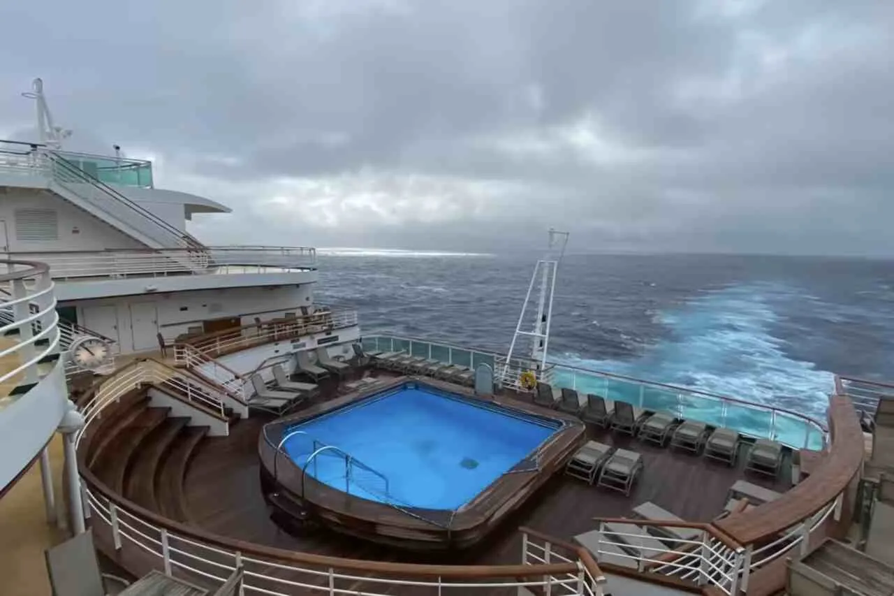 VIDEO: Vrouw deelt choquerende beelden van hoe het er aan toe gaat op een cruiseschip tijdens een storm