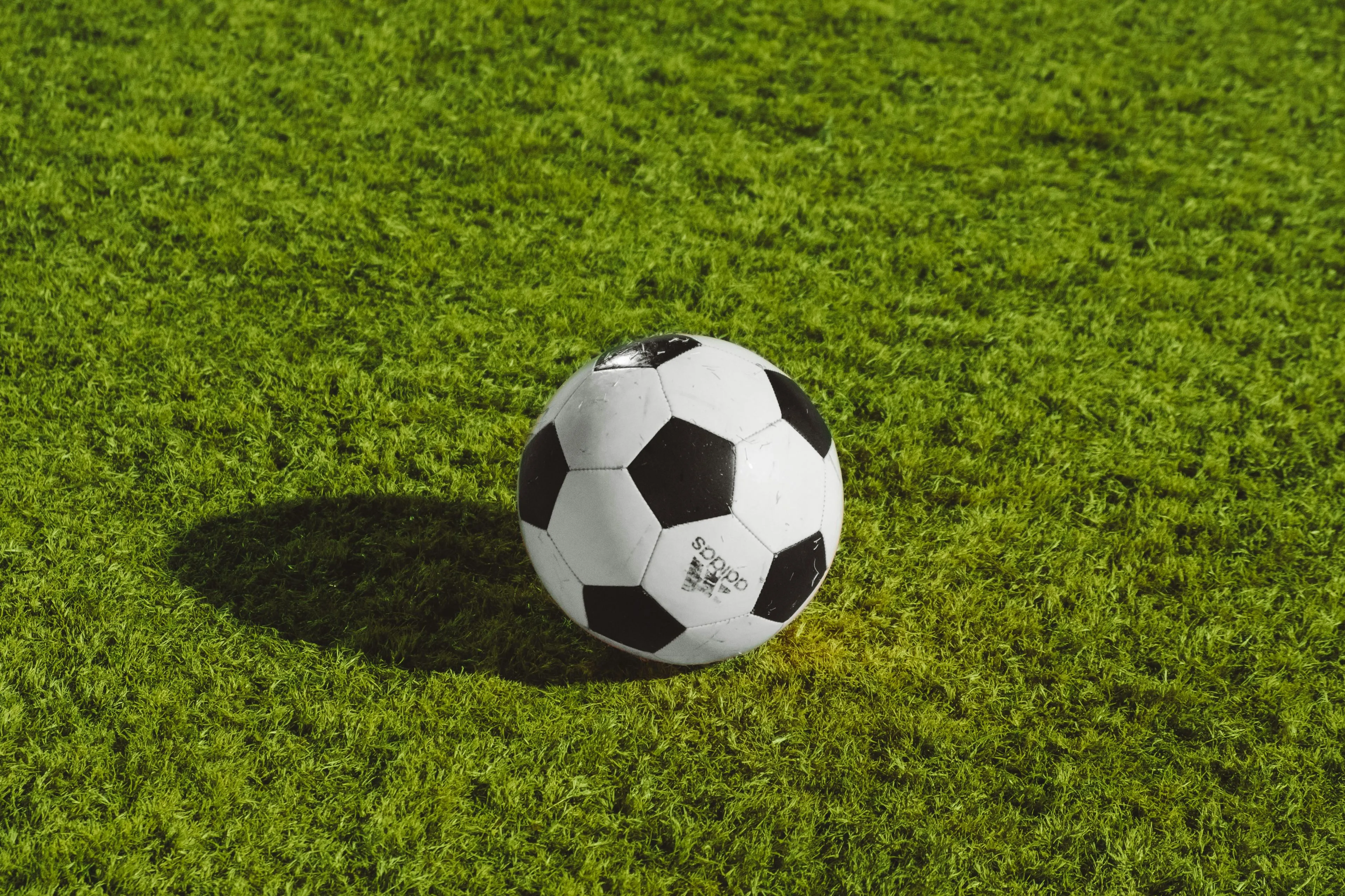 Voetballer verliest vingers door toeschouwer die vuurwerk op het veld gooit