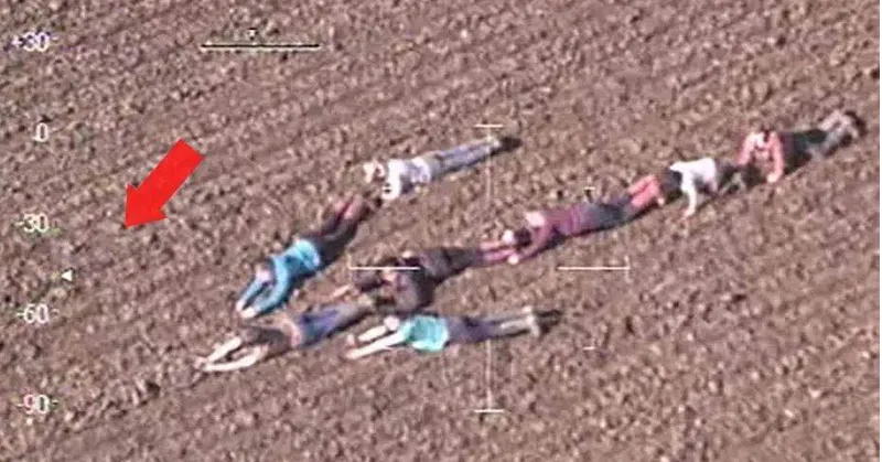 Kinderen liggen roerloos op de grond – als de politiehelikopter beseft waarom, komen ze meteen in actie.