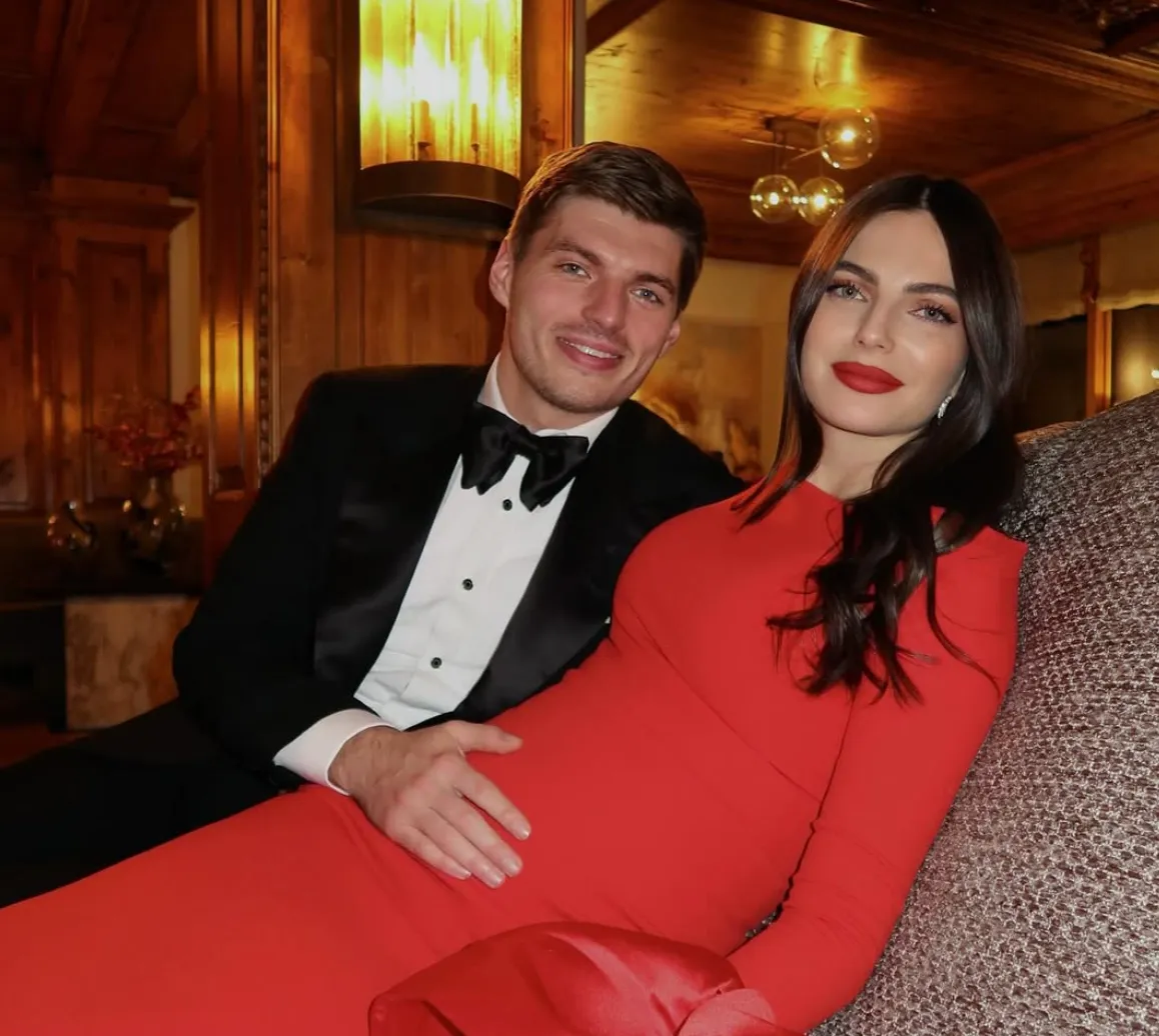 Vriendin van Max Verstappen verklapt per ongeluk al het geslacht van de baby