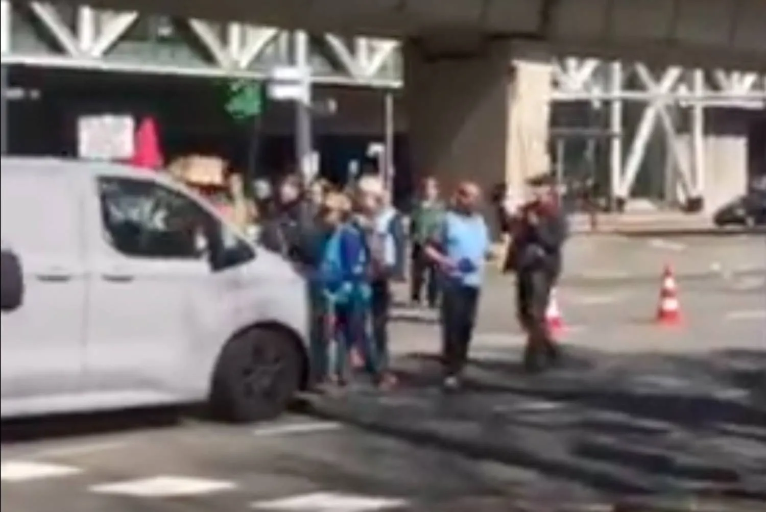 VIDEO: Man rijdt busje dwars door menigte van Extinction Rebellion demonstranten