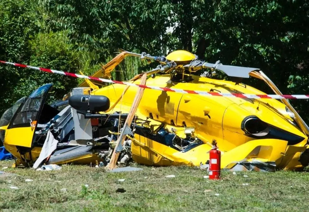 Vijf mensen overleden nadat twee helikopters tegen elkaar aan botsen