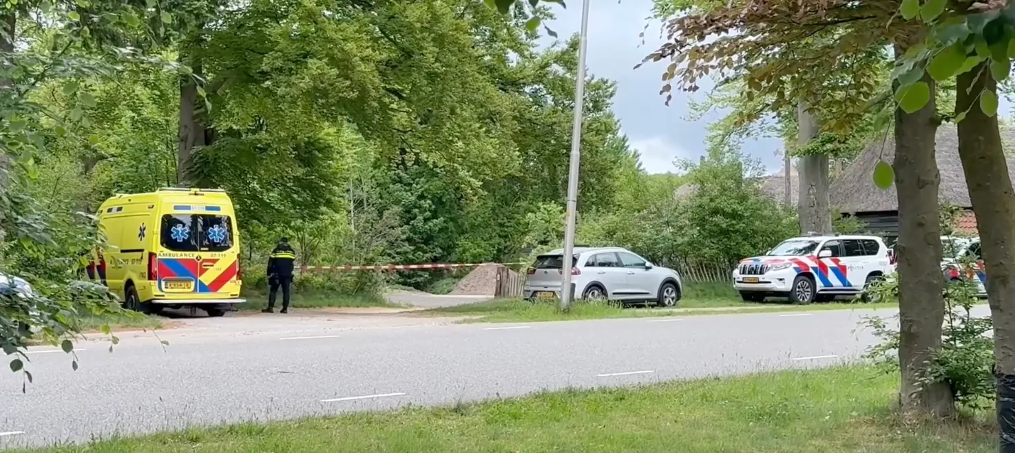 Man laat zijn hond uit en komt vervolgens te overlijden